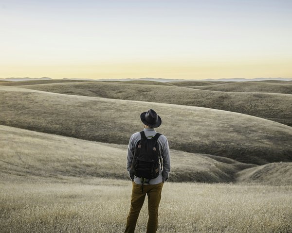 Quels sont les conseils pour un camping en région de prairies durant la saison des vents?