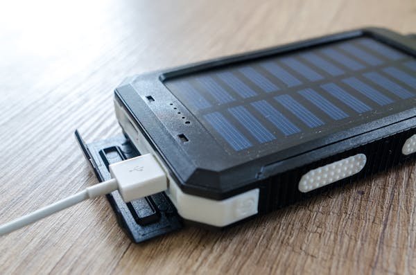 Top 5 chargeurs solaires portables pour vos aventures en extérieur